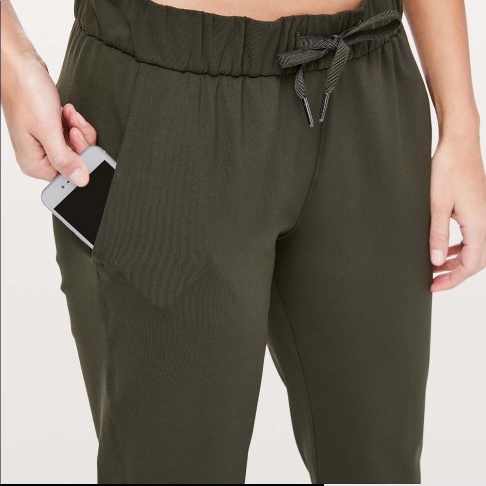 Lululemon on the fly crop